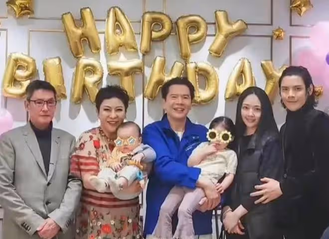 郭碧婷為兒子辦生日,素顏燦笑單手抱娃,女兒媽媽比耶好軟萌 