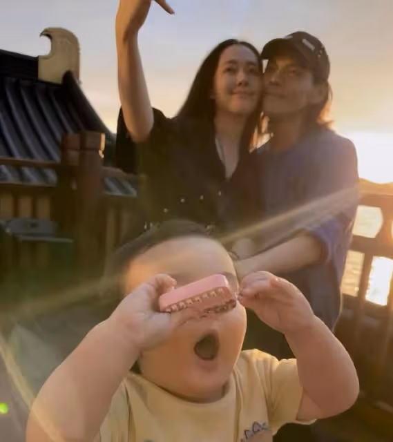 郭碧婷為兒子辦生日,素顏燦笑單手抱娃,女兒媽媽比耶好軟萌 