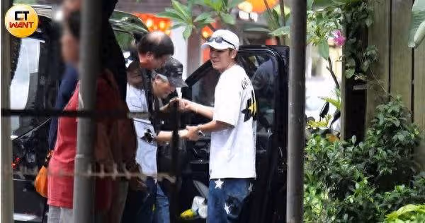 羅志祥當街摟女性友人被直擊！　潮牌配名表高貴穿搭逛精品店