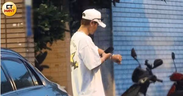 羅志祥當街摟女性友人被直擊！　潮牌配名表高貴穿搭逛精品店