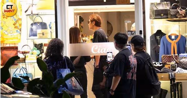 羅志祥當街摟女性友人被直擊! 潮牌配名表高貴穿搭逛精品店