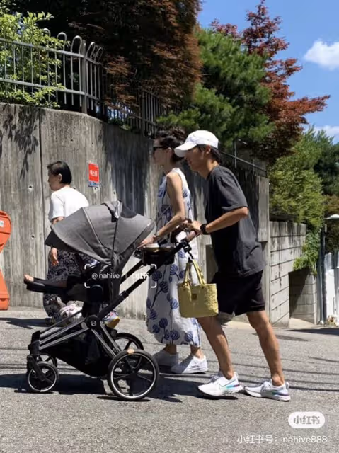 宋仲基一家再度被拍!首爾散步「幸福同框照」曝光 兒子短腿萌翻