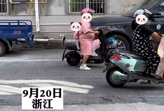 孩子才半歲又懷二胎,沒人幫忙帶孩子,孕婦背著老大騎電動車出行