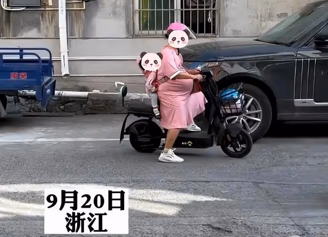 孩子才半歲又懷二胎,沒人幫忙帶孩子,孕婦背著老大騎電動車出行