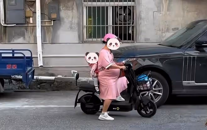 孩子才半歲又懷二胎,沒人幫忙帶孩子,孕婦背著老大騎電動車出行