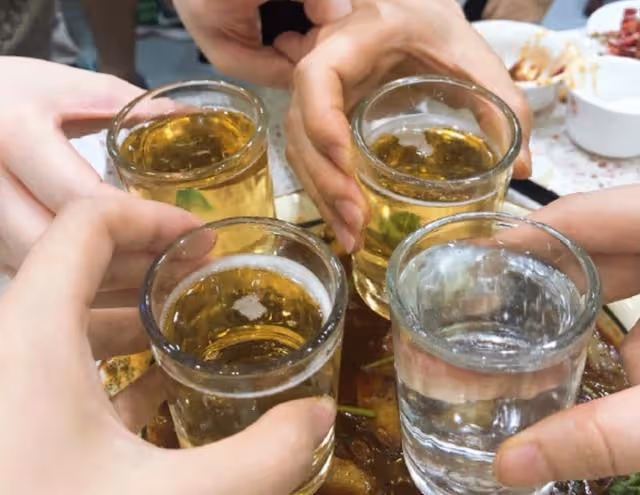 2000年,一懶漢騷擾多人妻子,被埋進爛泥16年,發現時已成白骨