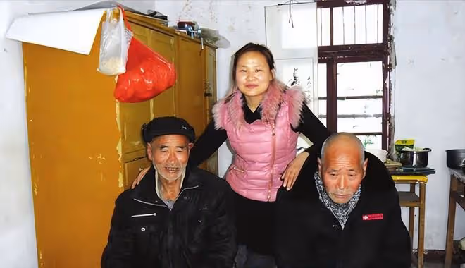 安徽倆兄弟打光棍一輩子,88年收養一女嬰,多年後女兒不離不棄