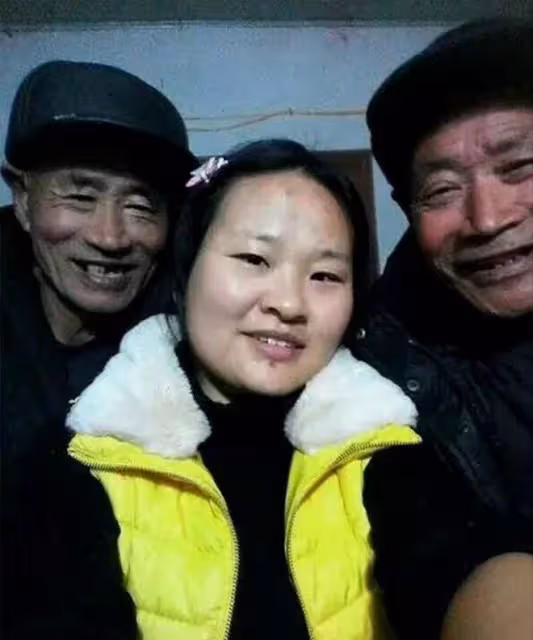 安徽倆兄弟打光棍一輩子,88年收養一女嬰,多年後女兒不離不棄