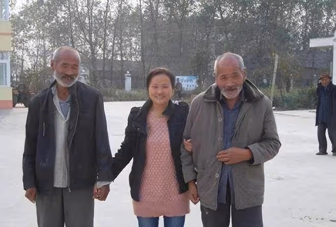 安徽倆兄弟打光棍一輩子,88年收養一女嬰,多年後女兒不離不棄