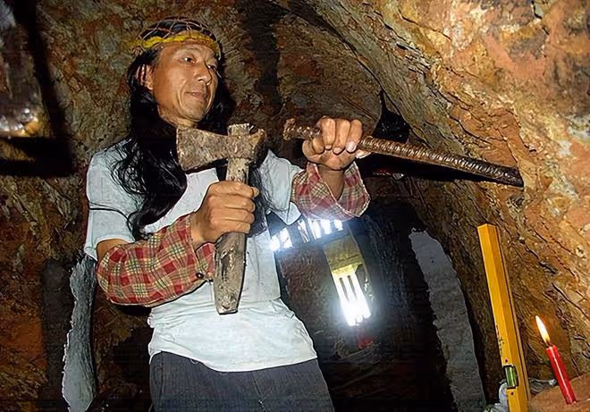 回顧:江西「野人」隱居多年,進山鑿出三室一廳,如今仍單身
