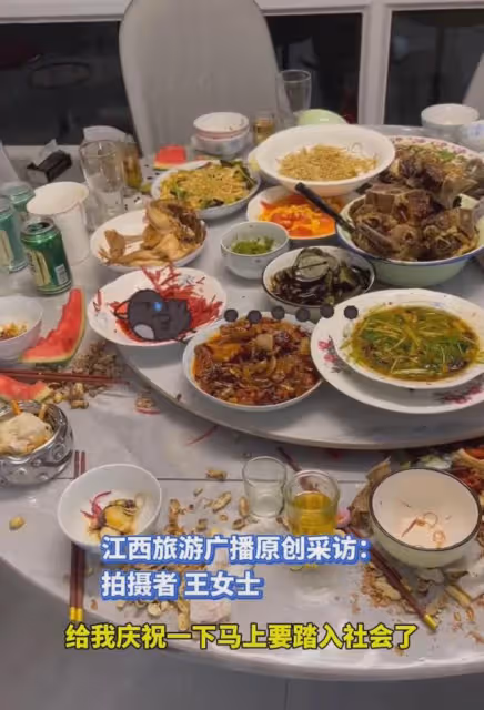 父母請親戚慶祝女兒大學畢業，吃完飯留女兒收殘局，他們都去唱歌