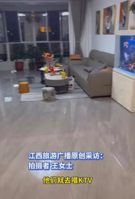 父母請親戚慶祝女兒大學畢業，吃完飯留女兒收殘局，他們都去唱歌