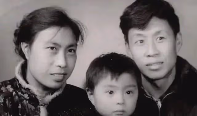 她是「賈玲」媽媽，息影10年將父親骨灰放家中8年，如今怎樣了？