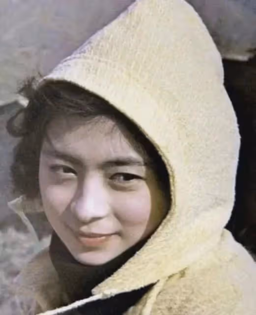 她是「賈玲」媽媽，息影10年將父親骨灰放家中8年，如今怎樣了？