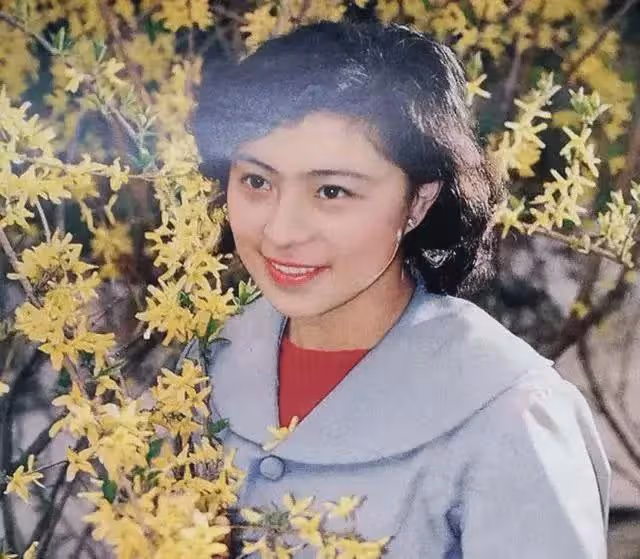 她是「賈玲」媽媽,息影10年將父親骨灰放家中8年,如今怎樣了?