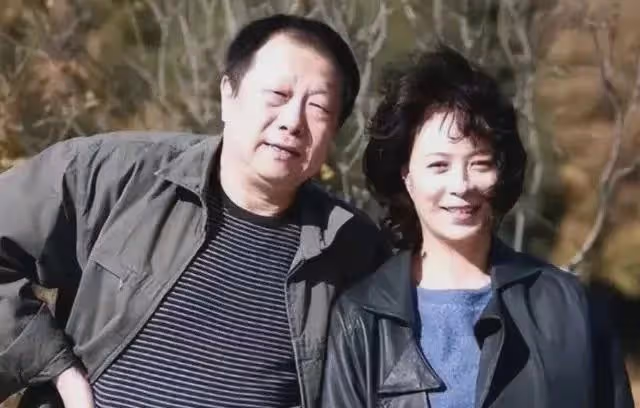 她是「賈玲」媽媽,息影10年將父親骨灰放家中8年,如今怎樣了?