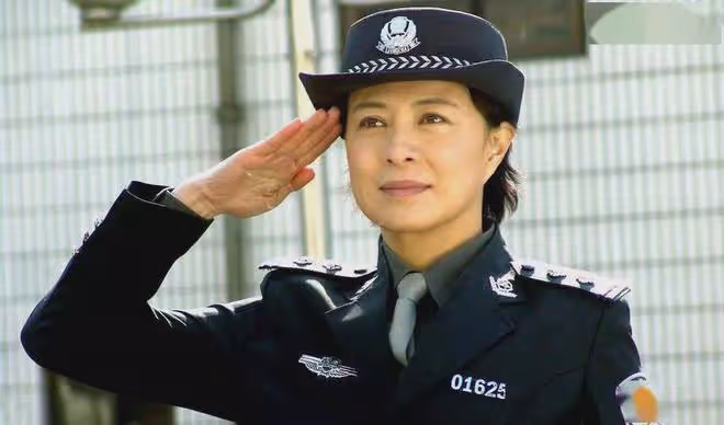 她是「賈玲」媽媽,息影10年將父親骨灰放家中8年,如今怎樣了?
