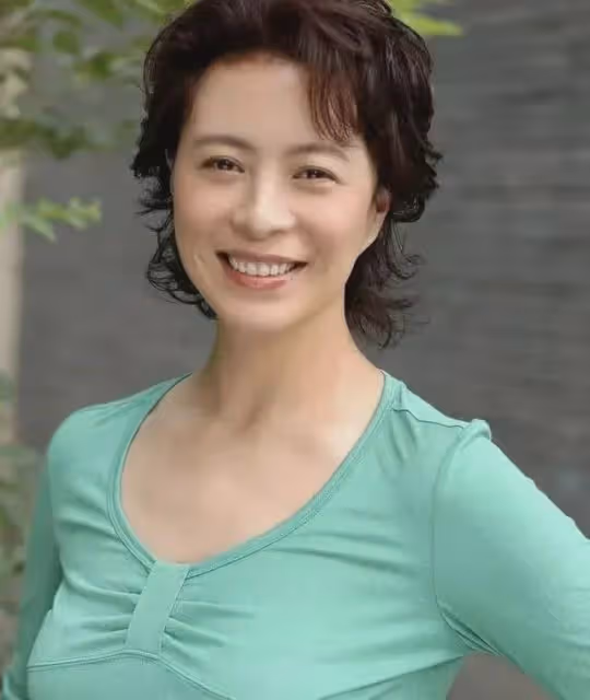 她是「賈玲」媽媽,息影10年將父親骨灰放家中8年,如今怎樣了?