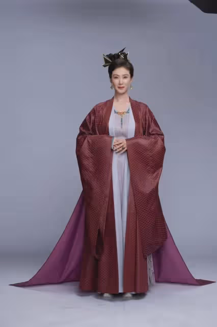 只比張若昀大5歲,卻因《慶餘年2》母子情深,41歲未婚的她好精彩