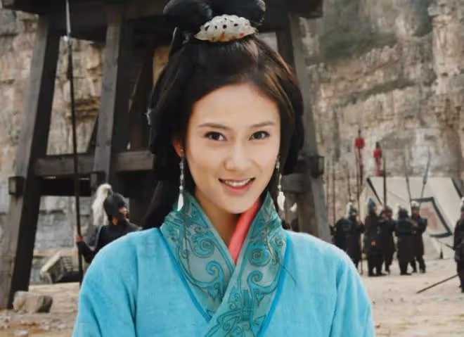 只比張若昀大5歲,卻因《慶餘年2》母子情深,41歲未婚的她好精彩