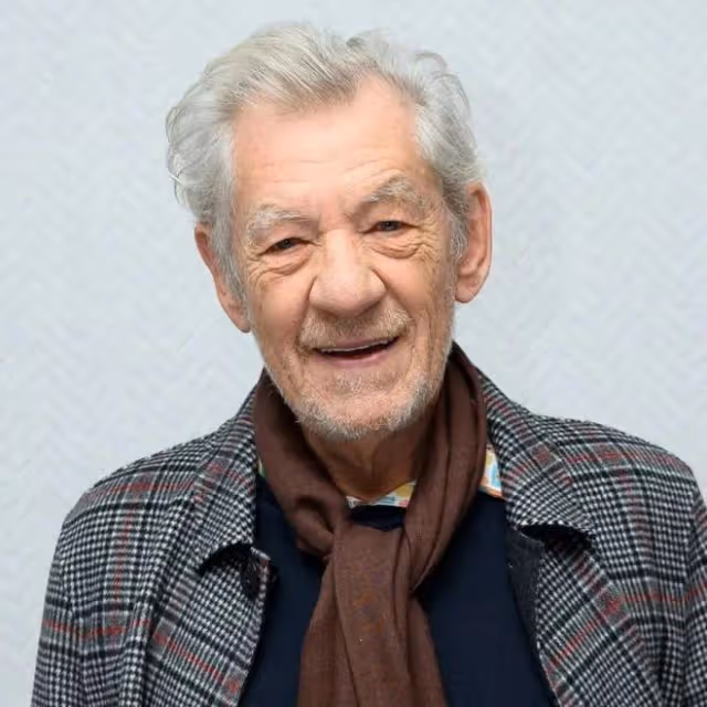 85歲「甘道夫」失足墜台,傷勢嚴重痛到尖叫流淚,被抬上擔架送醫