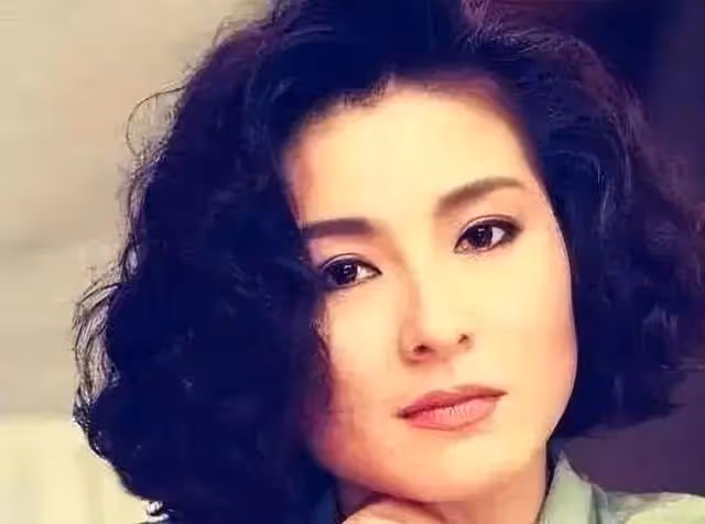 65歲天后終生未婚，無性無愛，與青燈古佛相伴，被母親毀掉一生