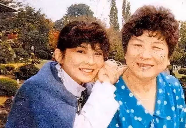 65歲天后終生未婚，無性無愛，與青燈古佛相伴，被母親毀掉一生