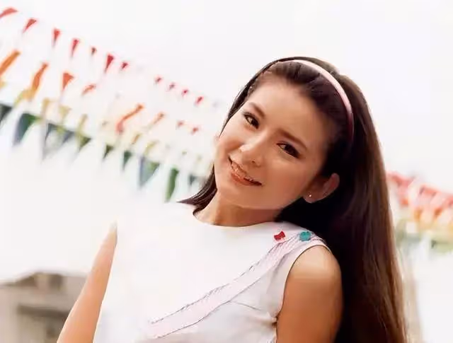 65歲天后終生未婚，無性無愛，與青燈古佛相伴，被母親毀掉一生