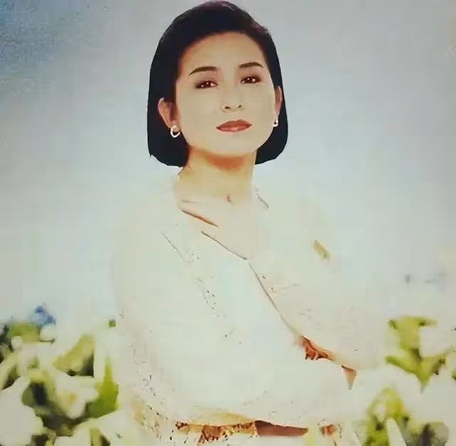 65歲天后終生未婚，無性無愛，與青燈古佛相伴，被母親毀掉一生