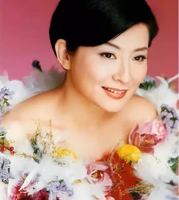 65歲天后終生未婚，無性無愛，與青燈古佛相伴，被母親毀掉一生