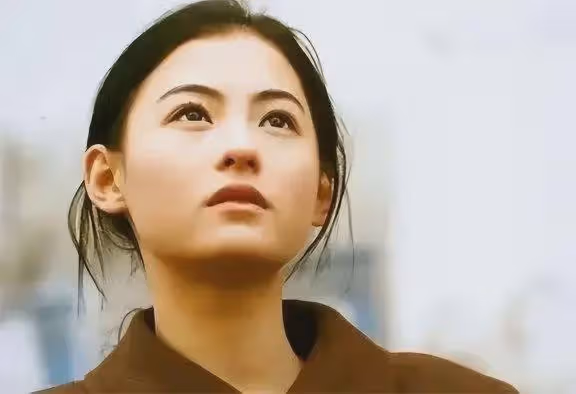 這一次，42歲的張柏芝，被徹底撕碎了「遮羞布」