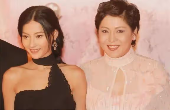 這一次，42歲的張柏芝，被徹底撕碎了「遮羞布」