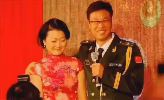 原來她早已去世！生前被王迅拋棄，死後被潑髒水，如今可以瞑目了