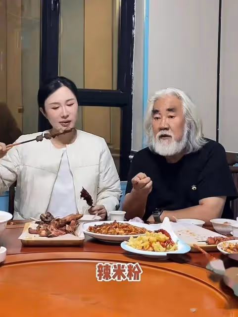 張紀中太寵嬌妻!杜星霖深夜想吃羊肉串,張導立馬攜家人飛抵新疆