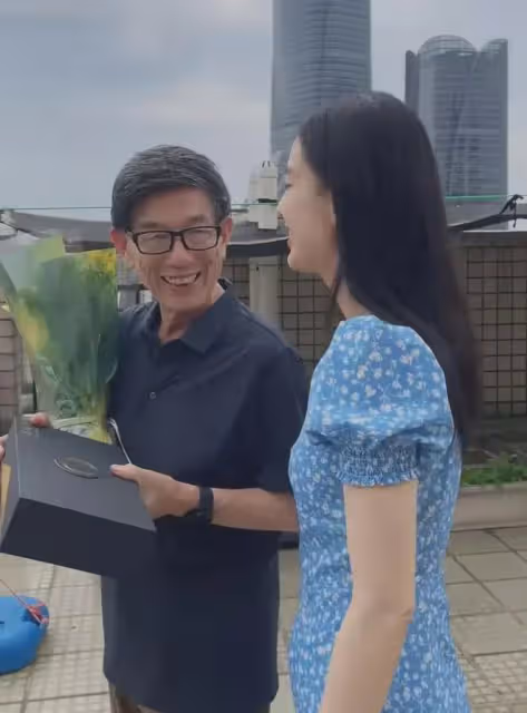 太壕了!黃聖依曬與父親合影,娘家豪宅全曝光,超大露台種滿花菜
