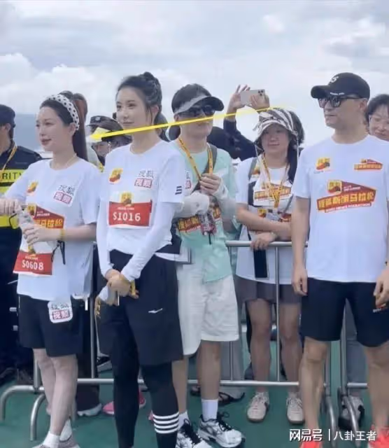 53歲汪峰精力好!輕鬆跑完5公里,多次偷瞄金莎,難怪迷倒森林北