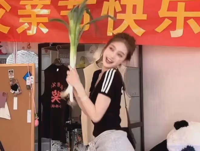 癲了！王思聰前女友黃一鳴與小羽連麥互送蔥！給孩子打碼用四棵蔥