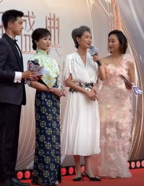 趙雅芝恨天高走紅毯，70歲依舊時尚靚麗，和葉童同框風采依舊