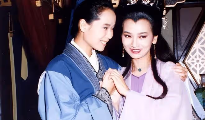 趙雅芝恨天高走紅毯，70歲依舊時尚靚麗，和葉童同框風采依舊