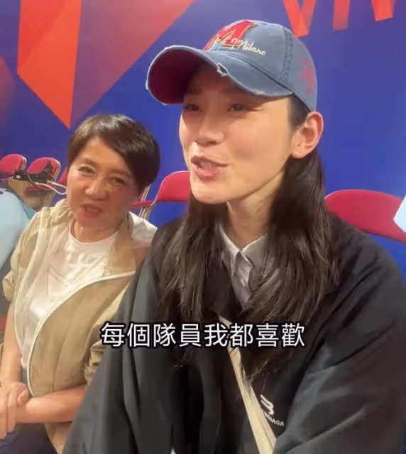 奚夢瑤陪四太看女排,有說有笑像母女,「旺夫」不輸郭晶晶