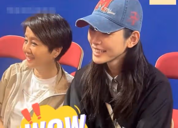奚夢瑤陪四太看女排,有說有笑像母女,「旺夫」不輸郭晶晶