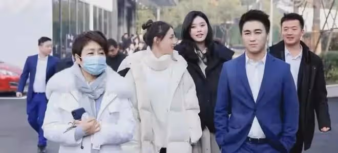 奚夢瑤陪四太看女排,有說有笑像母女,「旺夫」不輸郭晶晶