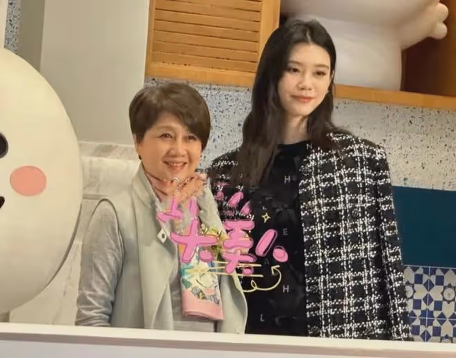 奚夢瑤陪四太看女排,有說有笑像母女,「旺夫」不輸郭晶晶
