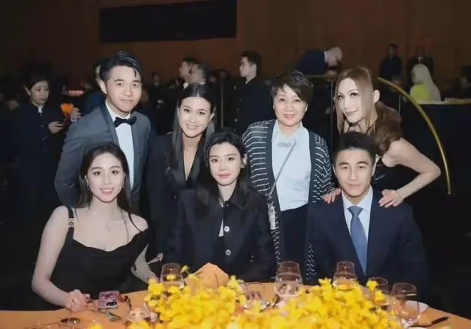 奚夢瑤陪四太看女排,有說有笑像母女,「旺夫」不輸郭晶晶