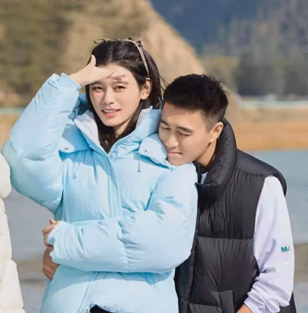 奚夢瑤陪四太看女排,有說有笑像母女,「旺夫」不輸郭晶晶