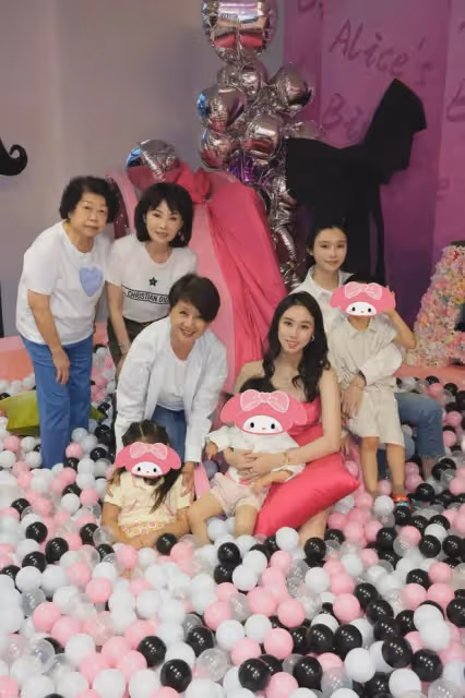 奚夢瑤陪四太看女排,有說有笑像母女,「旺夫」不輸郭晶晶