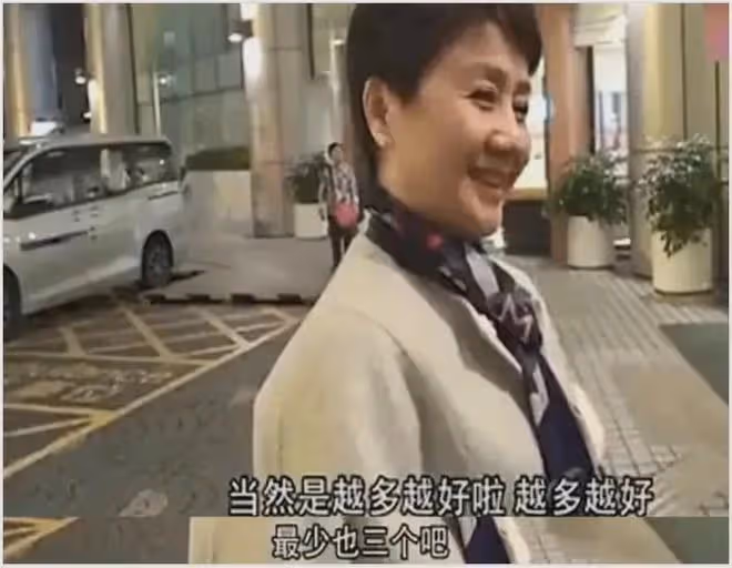奚夢瑤陪四太看女排,有說有笑像母女,「旺夫」不輸郭晶晶