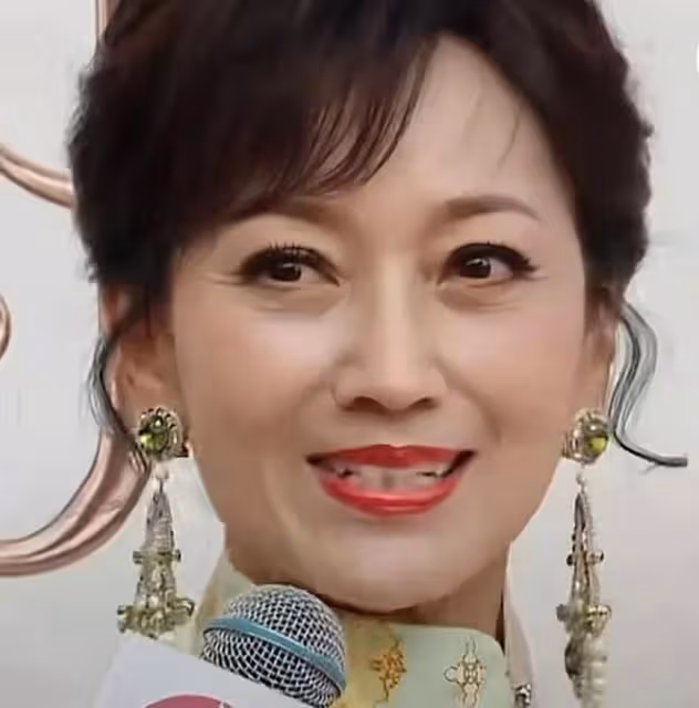 61歲葉童和70歲趙雅芝走紅毯,醫美臉和自然臉的區別就出來了