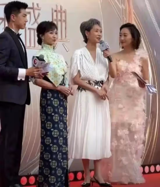 61歲葉童和70歲趙雅芝走紅毯,醫美臉和自然臉的區別就出來了