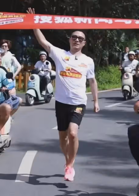 汪峰現身深圳跑馬拉松,夸8歲女兒是學霸,多次偷瞄金莎惹爭議!